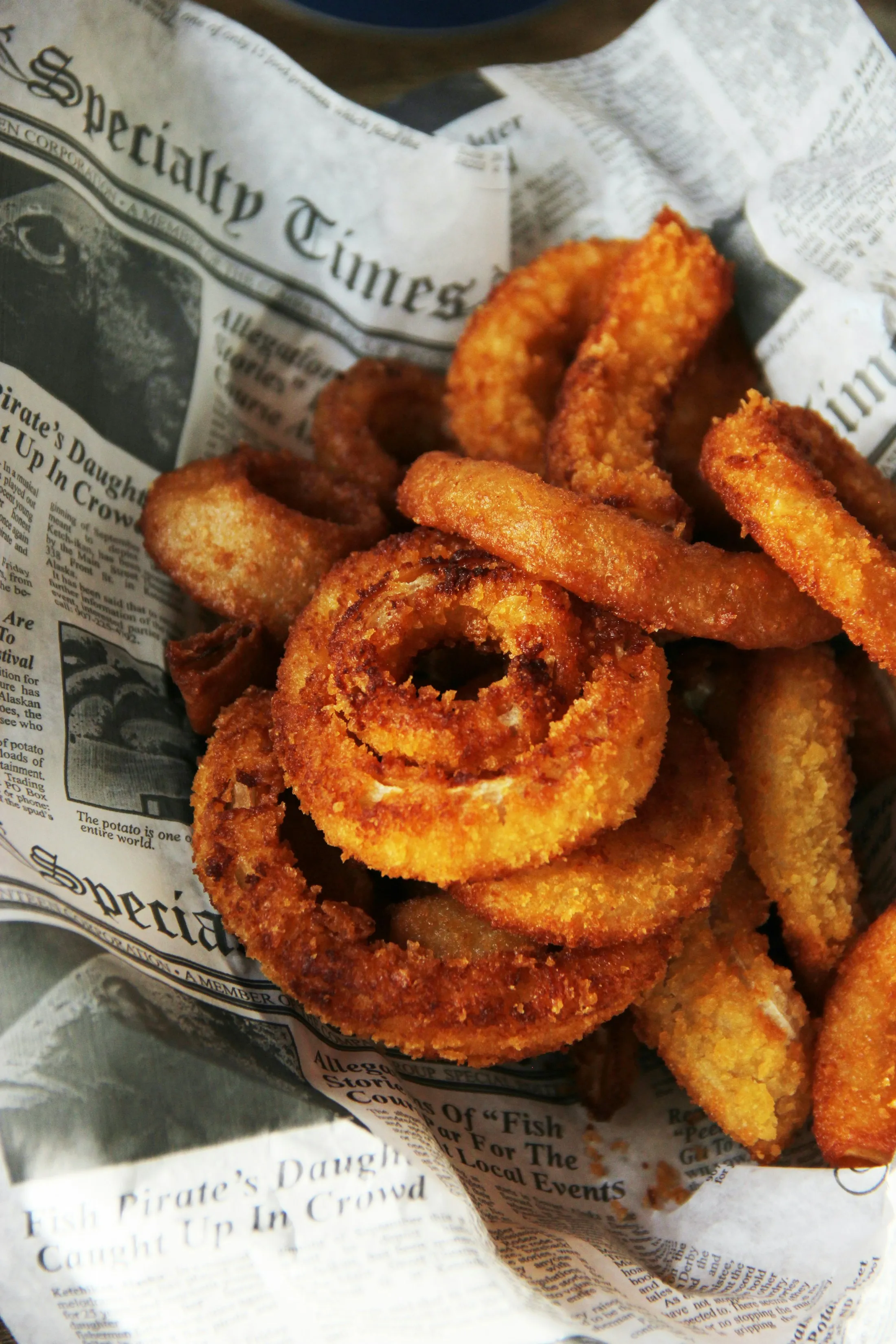 Des onion rings sur du papier journal