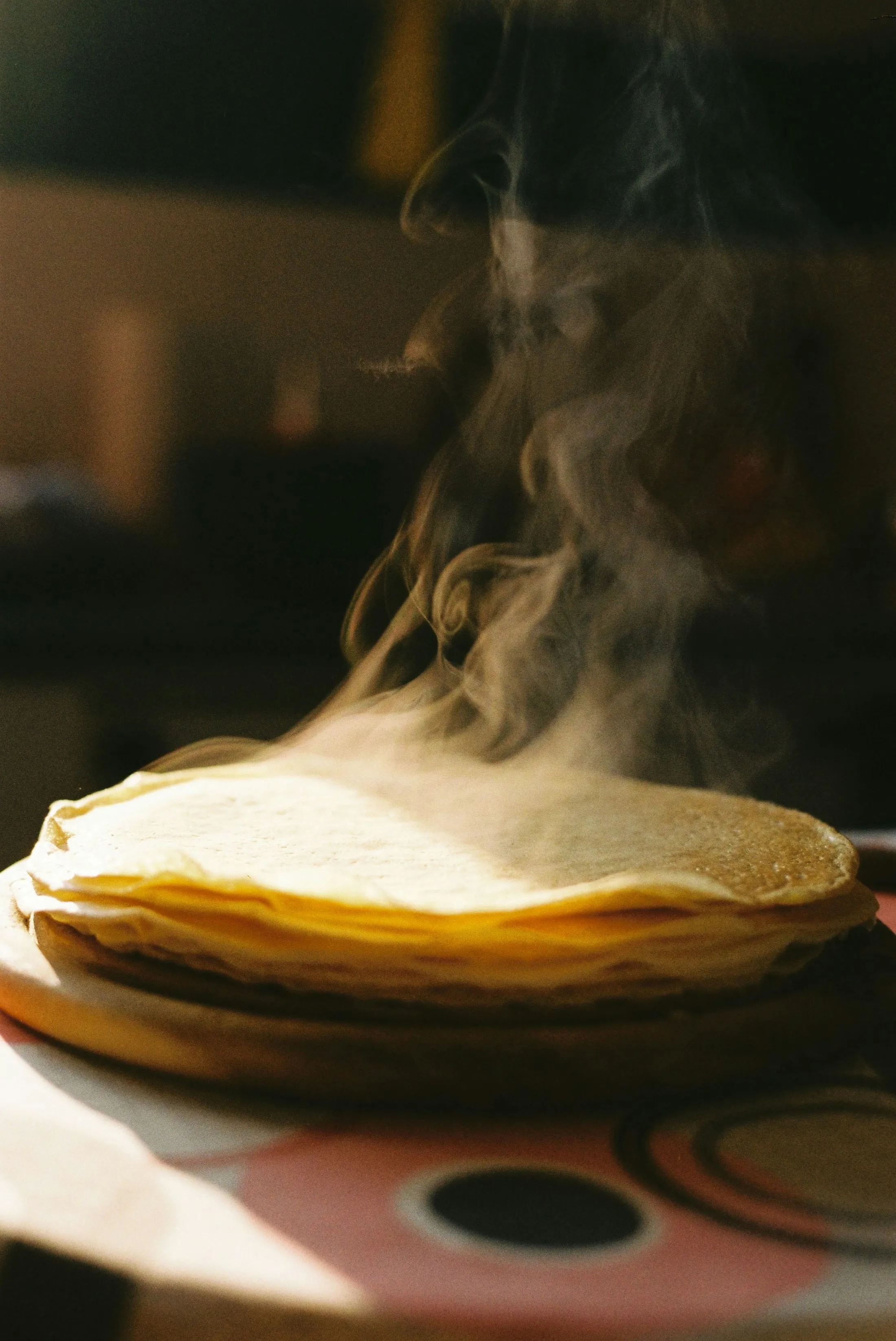 Une pile de crêpes qui fume