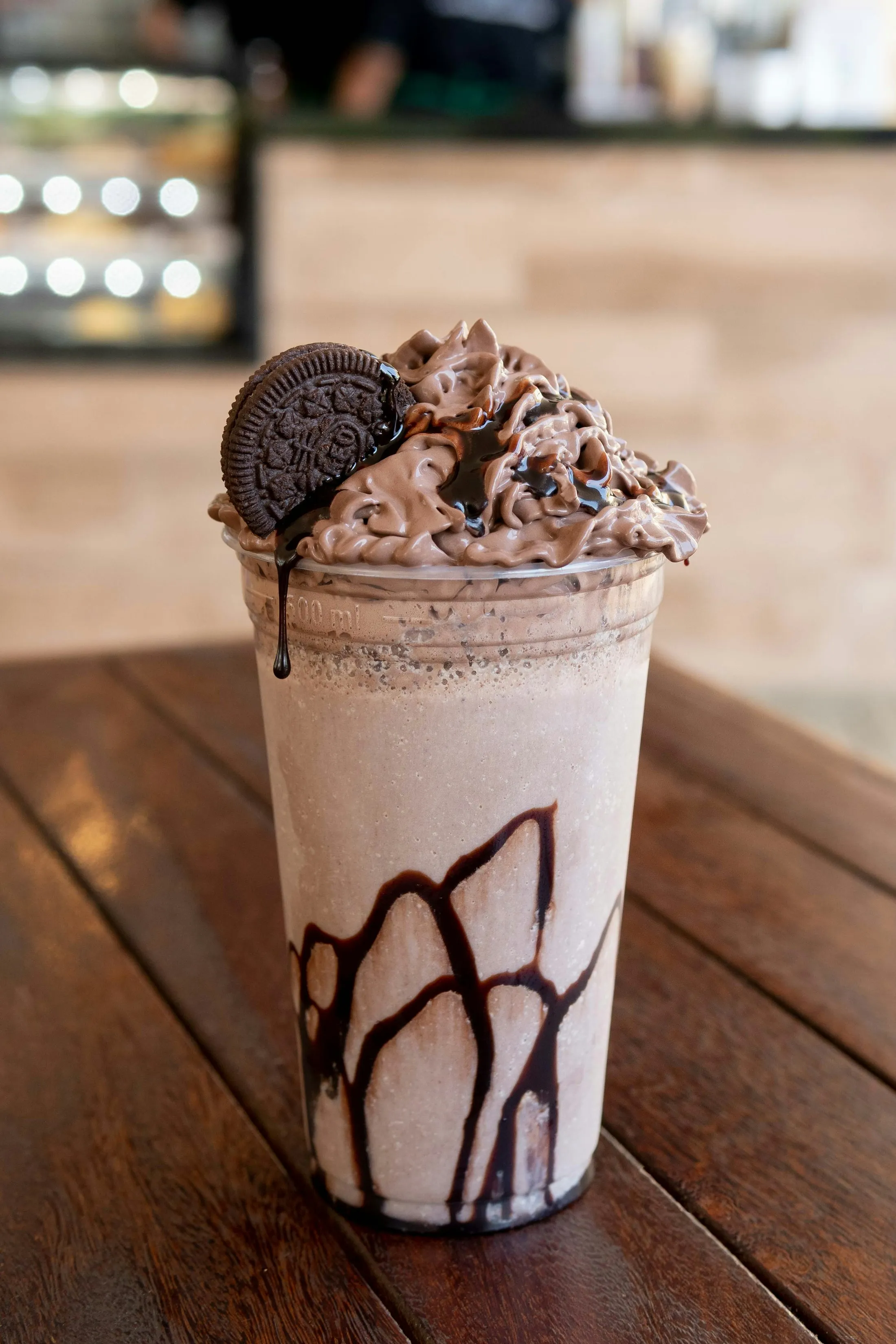 Un milkshake au chocolat et biscuit